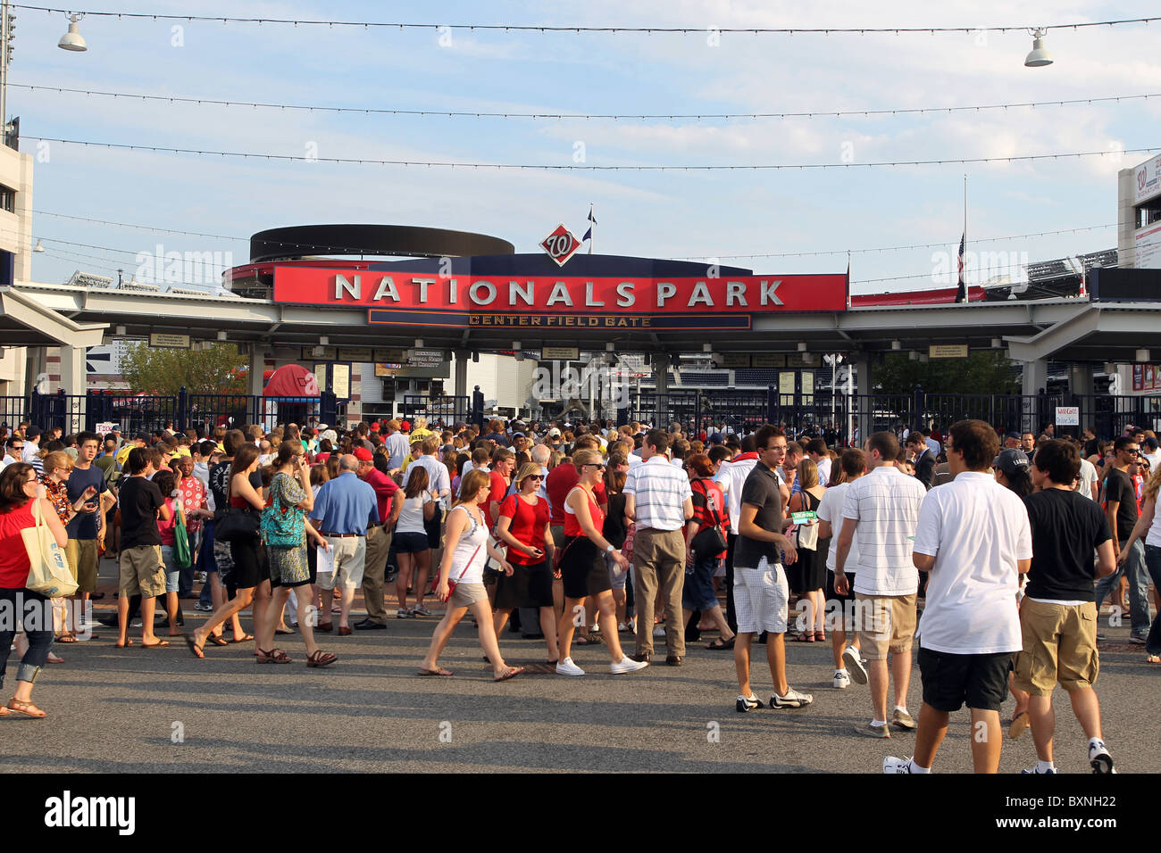 Fans traîner avant d'entrer dans un match de baseball au Championnat National Park de Washington, D.C. Banque D'Images