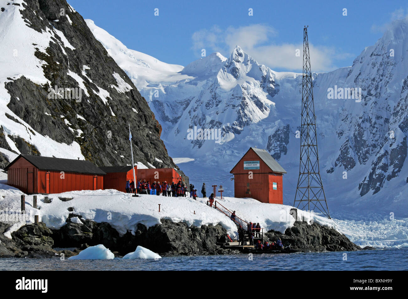 Les touristes à base antarctique Almirante Brown dans Paradise Bay, péninsule Antarctique, l'Antarctique Banque D'Images