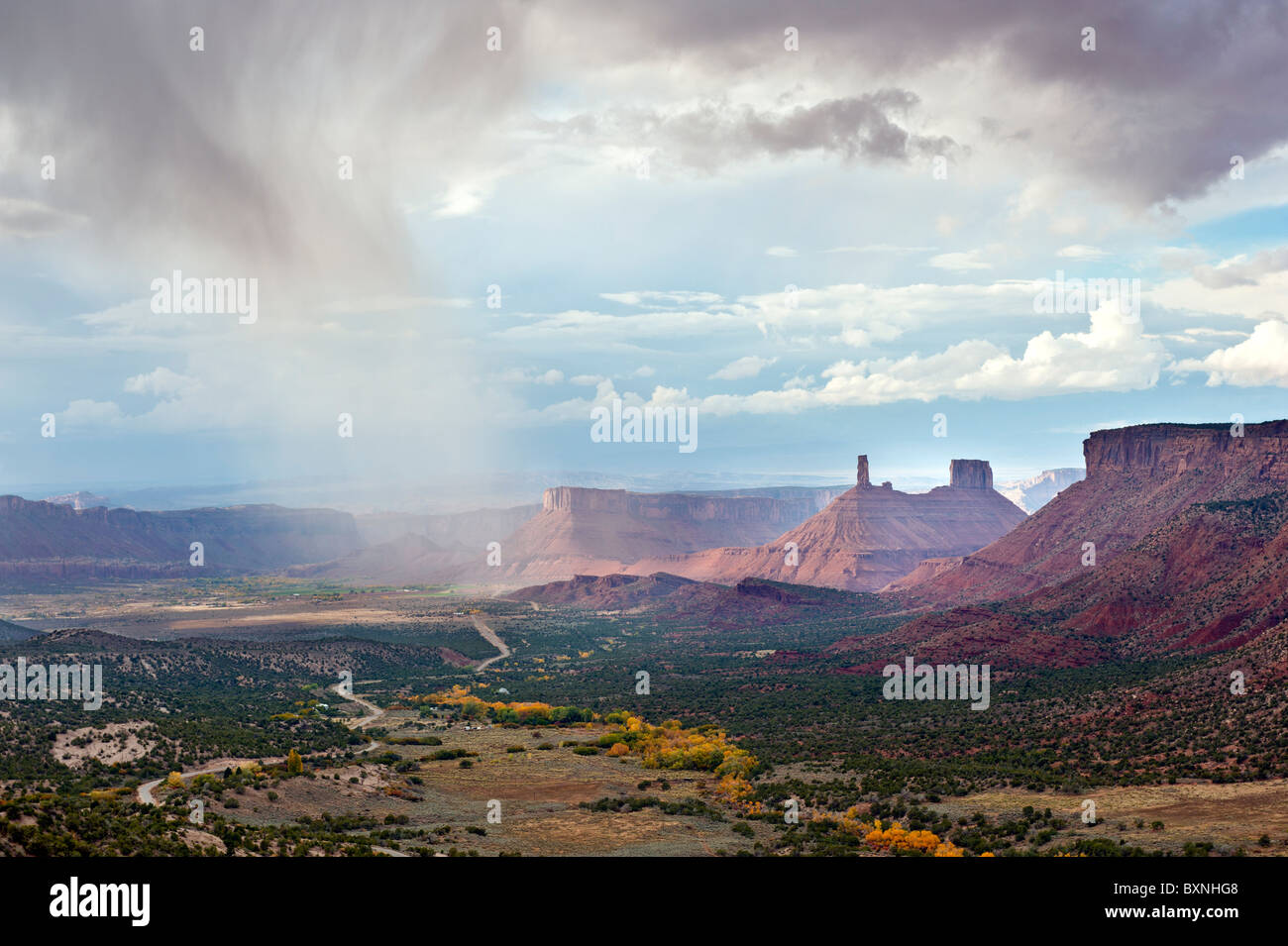 Des nuages de pluie et de la pluie qui tombe sur la vallée de château et castleton rock, près de Moab Utah USA Banque D'Images