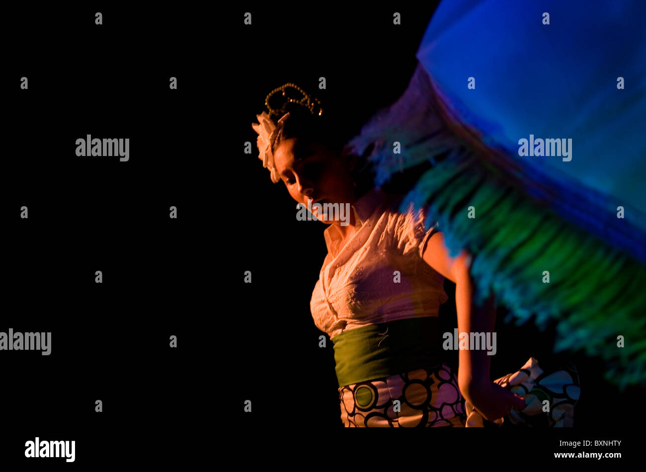 Une jeune danseuse de flamenco effectue en Prado del Rey, la province de Cádiz, Andalousie, Espagne, le 27 mars 2010. Banque D'Images