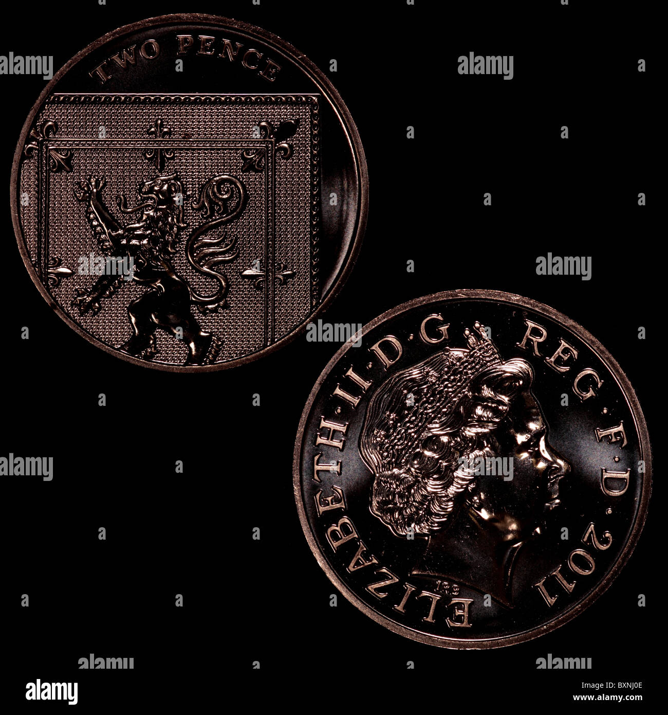 Queen Elizabeth II 2011 deux pence Sterling coin - avers et bouclier royal revers Banque D'Images