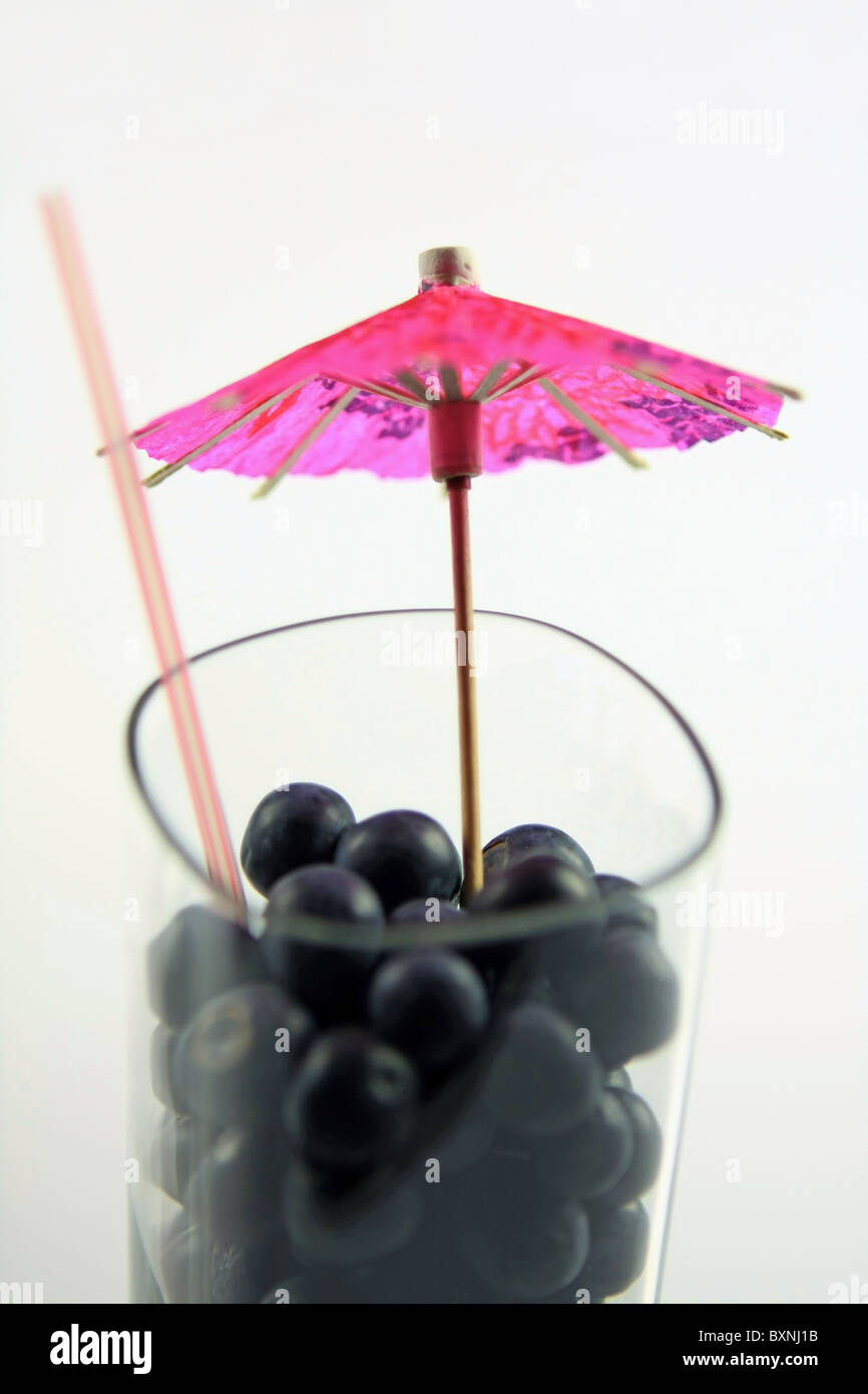 Les bleuets, paille et parapluie cocktail dans un verre à boire Banque D'Images