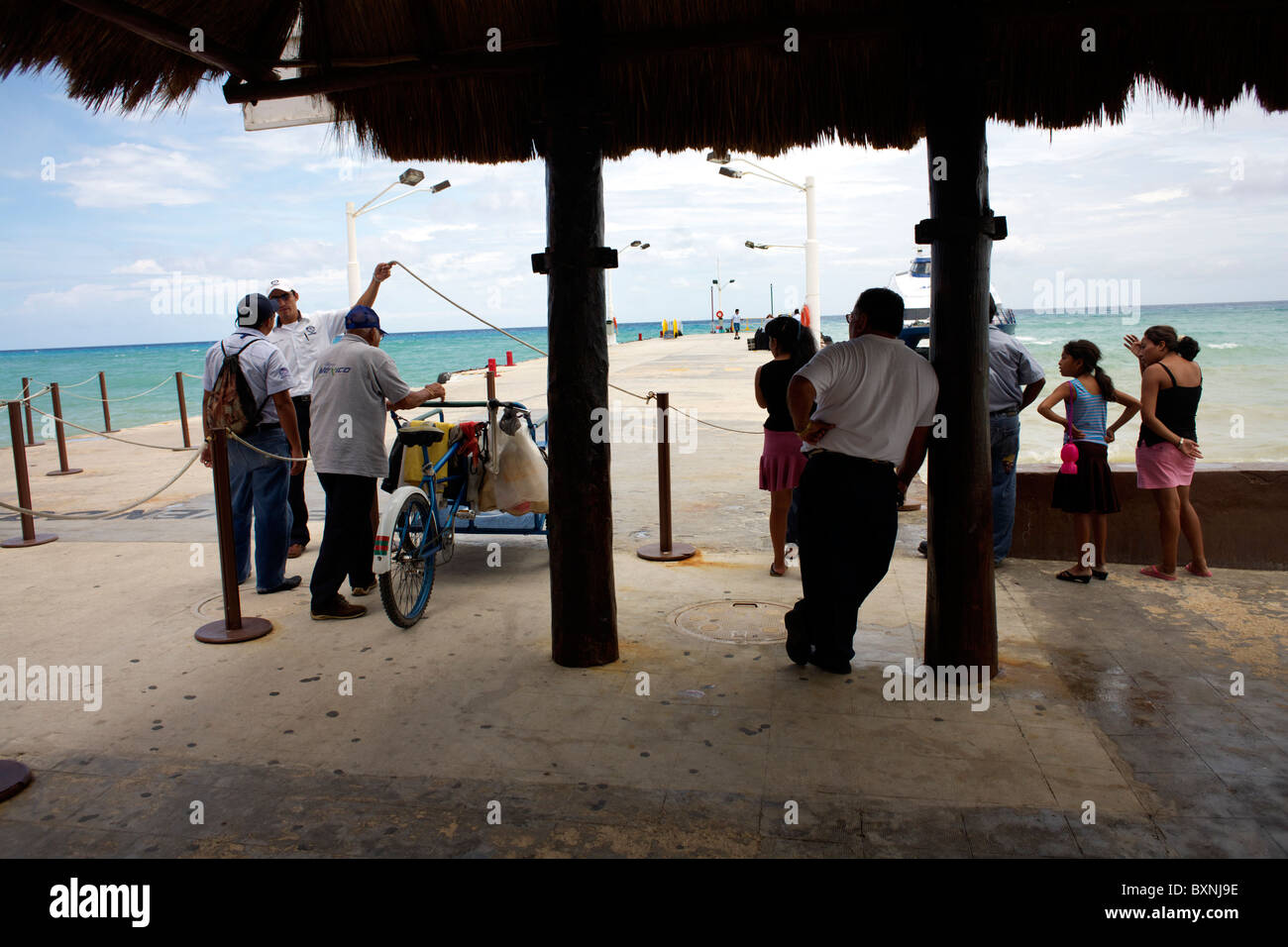 Jetée Ferry passagers en attente, tricycle porter, ferry entre Player del Carmen et l'île de Cozumel, Quintana Roo, Mexique, Banque D'Images