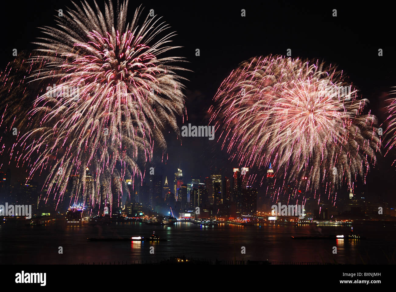 New York City Manhattan Juillet 4ème jour de l'indépendance d'artifice avec skyline sur Hudson River vue depuis le New Jersey Banque D'Images