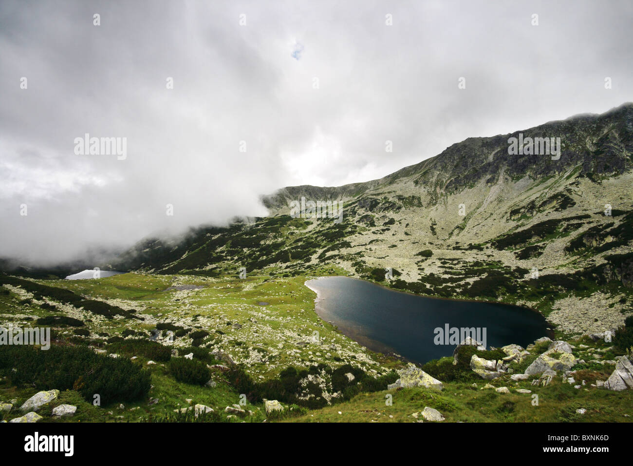 Storm coming dans plus les lacs de montagne du Parc National Retezat - Roumanie Banque D'Images