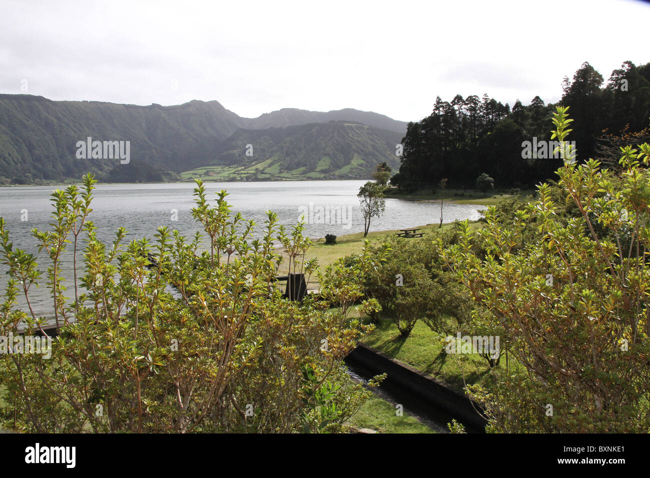 Le lac des Sept villes est un lac situé dans un cratère énorme sur l'archipel portugais des Açores. Banque D'Images