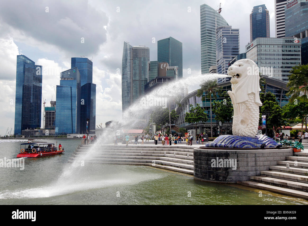 Singapour : la statue du Merlion avec ville en arrière-plan, l'Esplanade de la baie de La Marina Banque D'Images