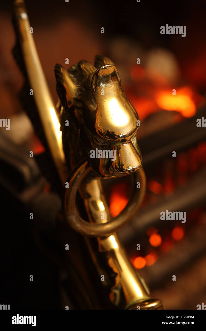 Incendie en laiton avec surround braise en arrière-plan Banque D'Images