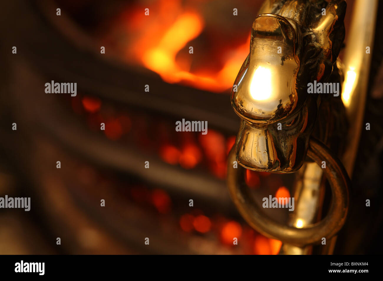 Incendie en laiton avec surround braise en arrière-plan Banque D'Images