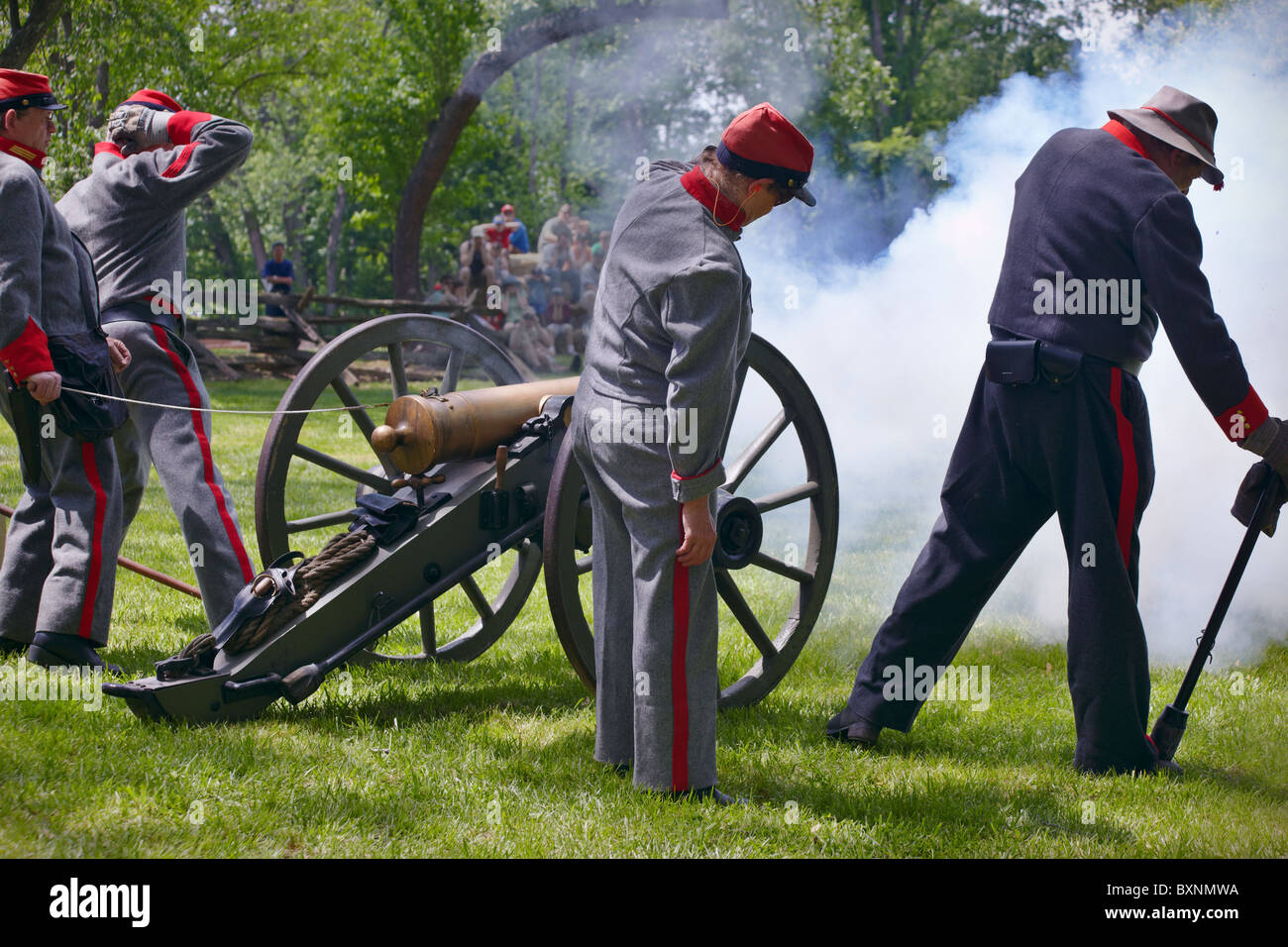 Soldat confédéré reenactors fire un obusier de 12 livres. Banque D'Images