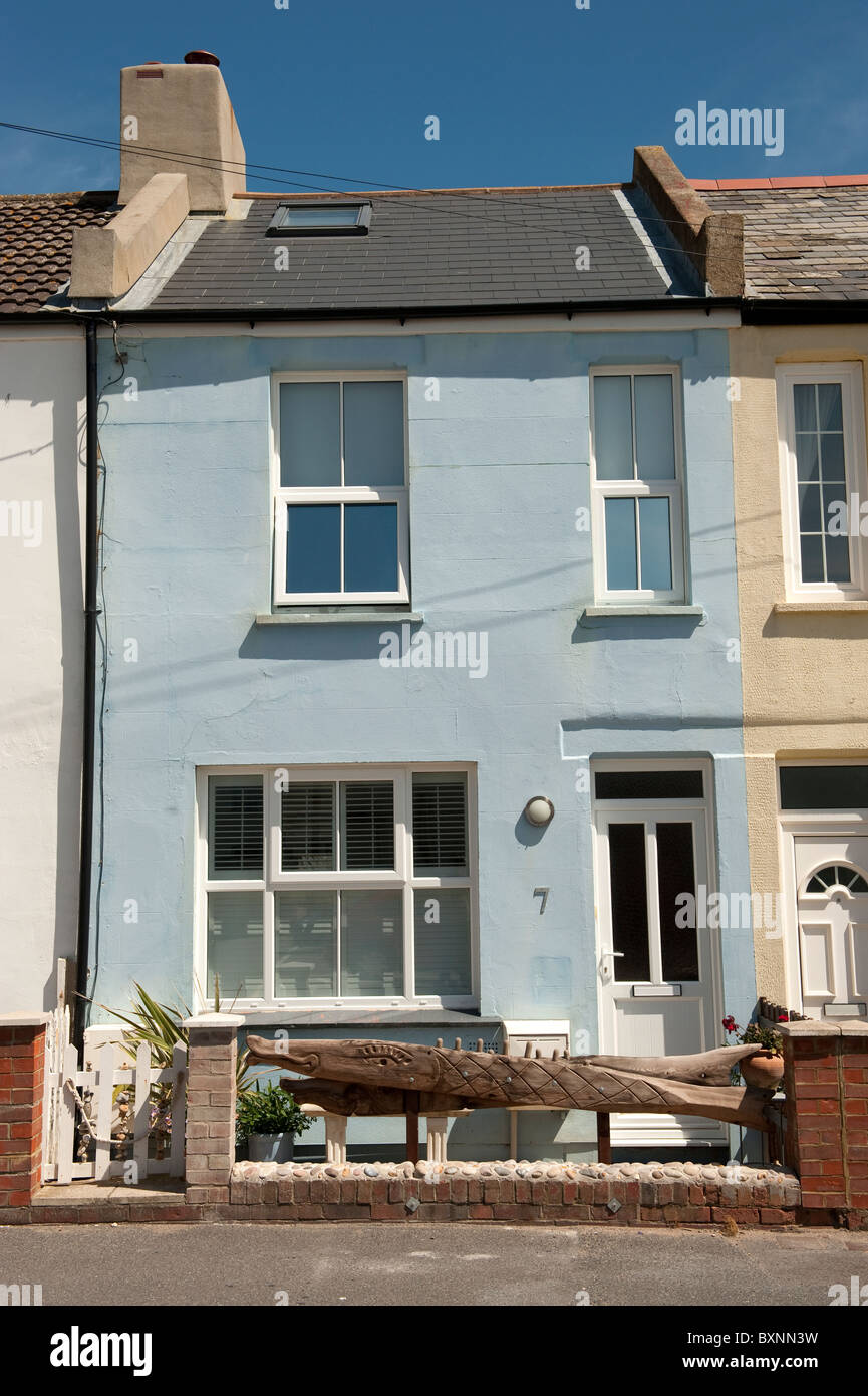 Maison mitoyenne avec bleu Sculpture en bois Station UK Banque D'Images