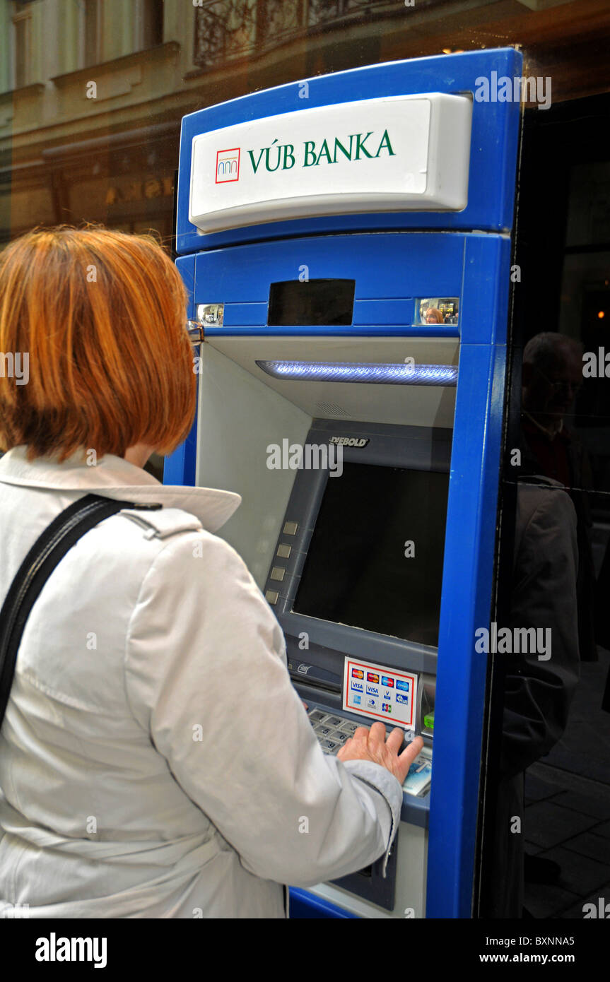 Femme à l'aide d'un distributeur automatique de banque, Bratislava, Slovaquie, Europe Banque D'Images