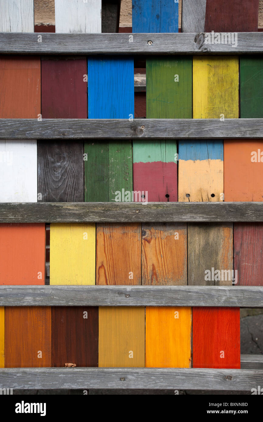 Des échantillons de couleurs de peinture sur une grille dans un entrepôt du quartier des arts de Leipzig, Saxe, Allemagne, Europe Banque D'Images