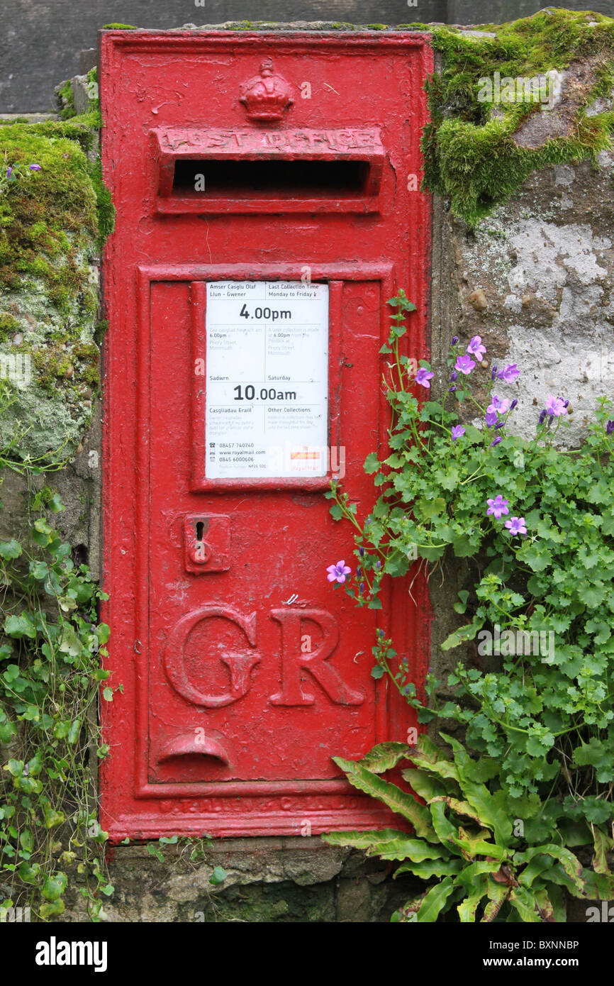 Old English Boîte aux lettres dans un mur de pierre Banque D'Images