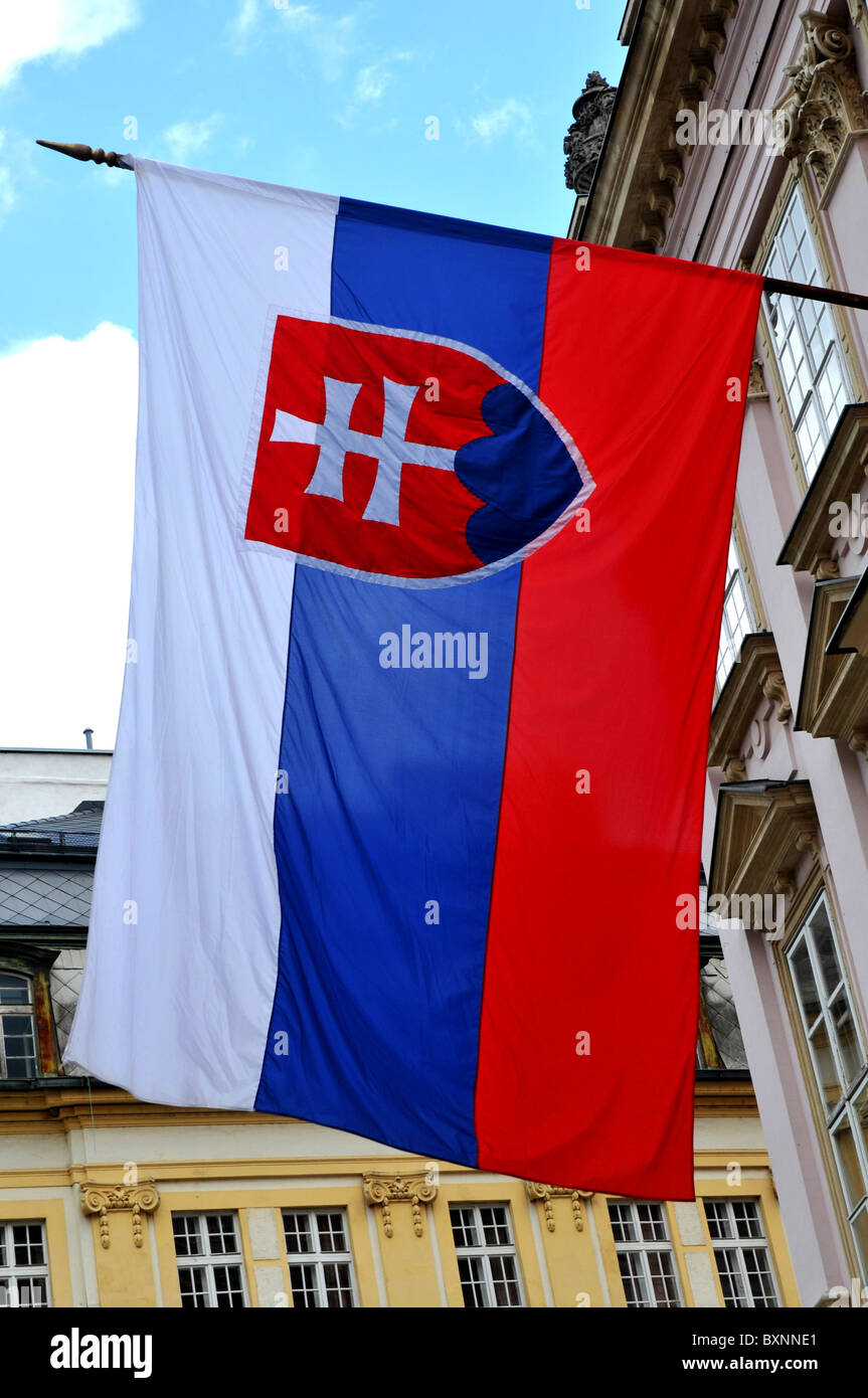 Drapeau de la Slovaquie, de l'Hôtel de Ville, Bratislava, Slovaquie, Europe Banque D'Images