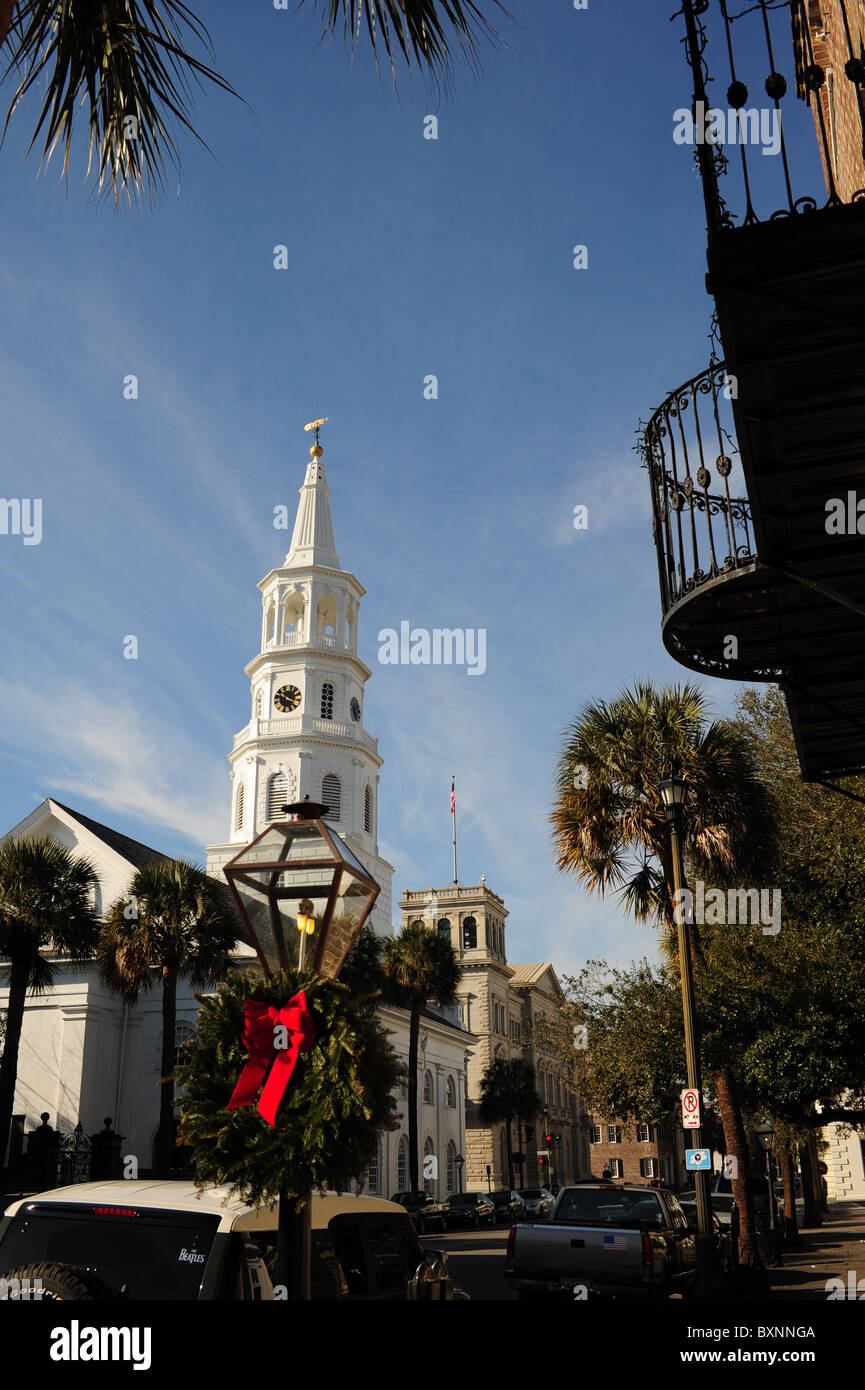 Vue de Saint Michael's Episcopal Church avec décoration de Noël sur lampadaire, Charleston, SC Banque D'Images
