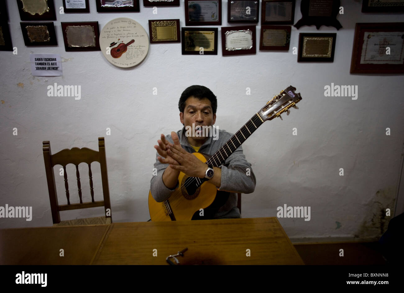 Chanteur de flamenco et guitarrist Miguel Lain, connu sous le nom de Gitanillo de Ronda, chante et claps En Ubrique, Cadix, Espagne. Banque D'Images