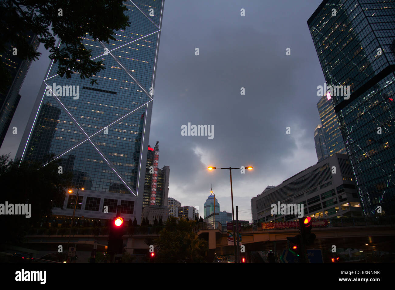L'emblématique édifice Banque de Chine sur l'île de Hong Kong au crépuscule Banque D'Images