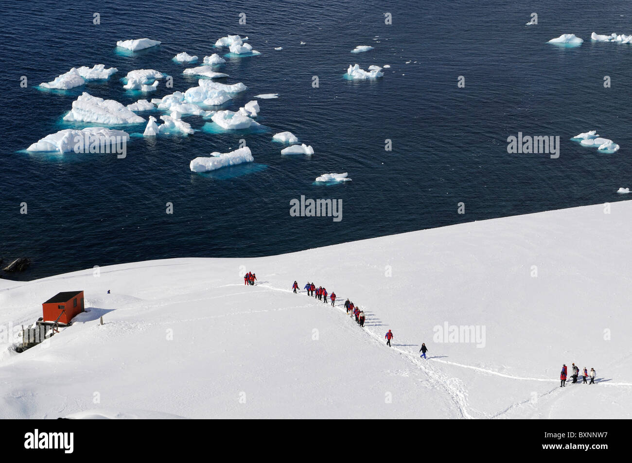 Les touristes à base antarctique Almirante Brown dans Paradise Bay, péninsule Antarctique, l'Antarctique Banque D'Images