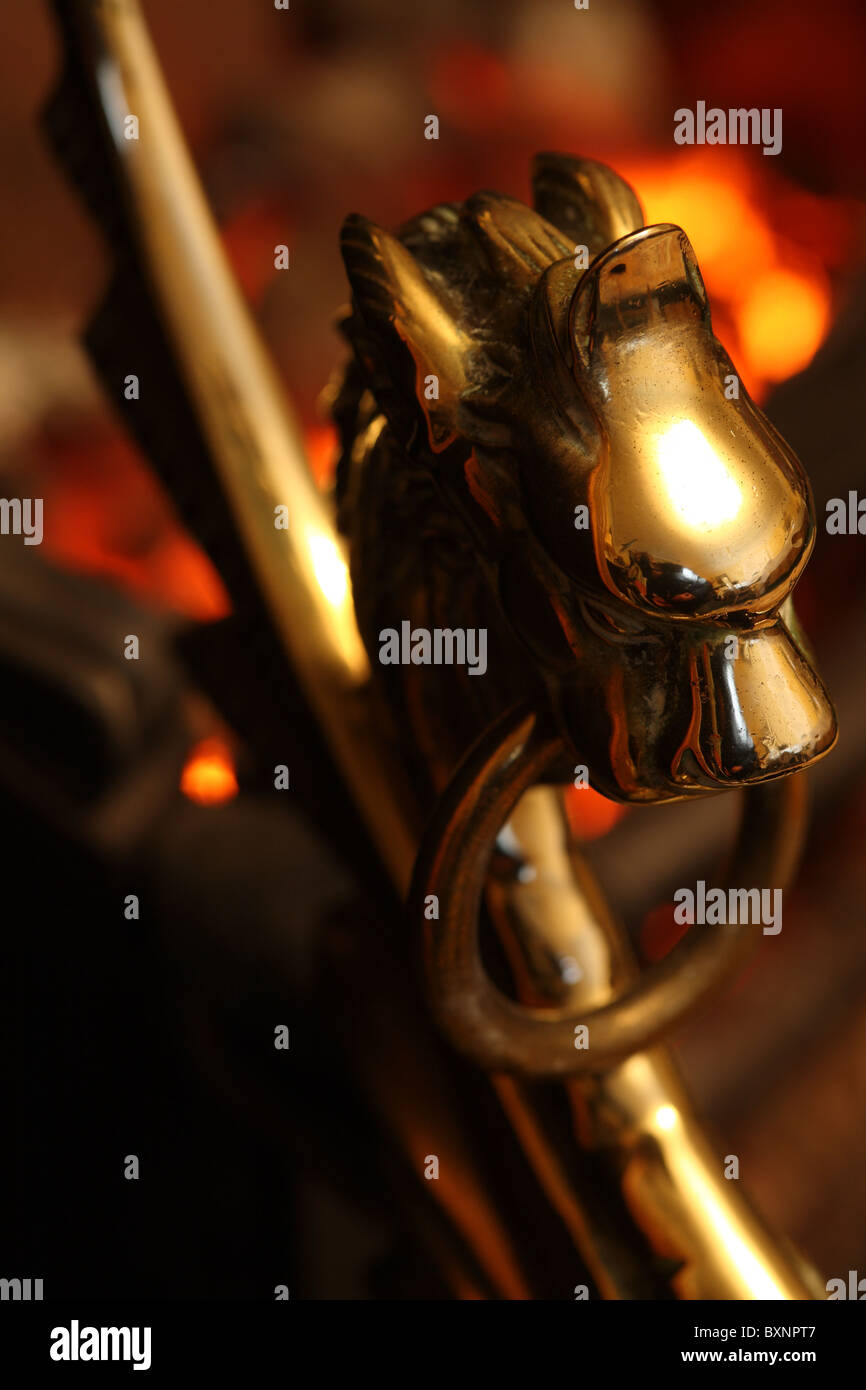 Incendie en laiton avec surround braise en arrière-plan Banque D'Images