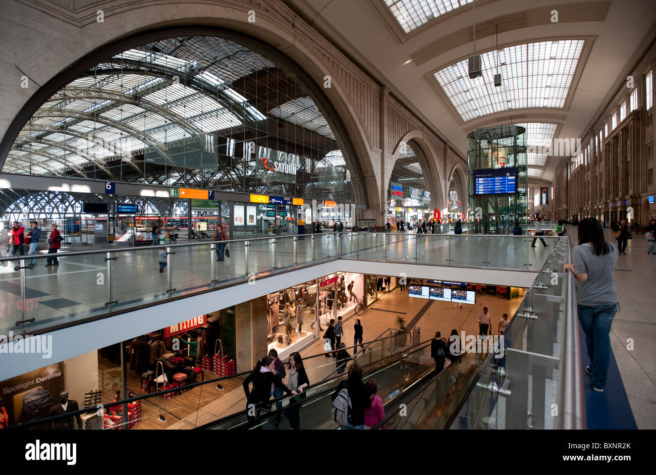 La gare de Hauptbahnhof et centre commercial à Leipzig, Saxe, Allemagne, Europe Banque D'Images
