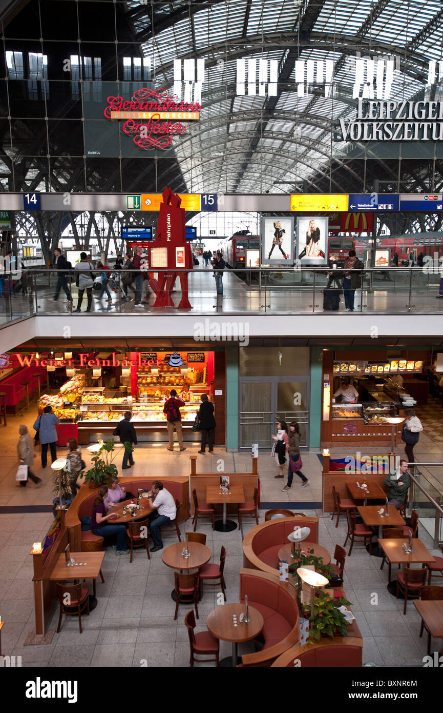La gare de Hauptbahnhof et centre commercial à Leipzig, Saxe, Allemagne, Europe Banque D'Images