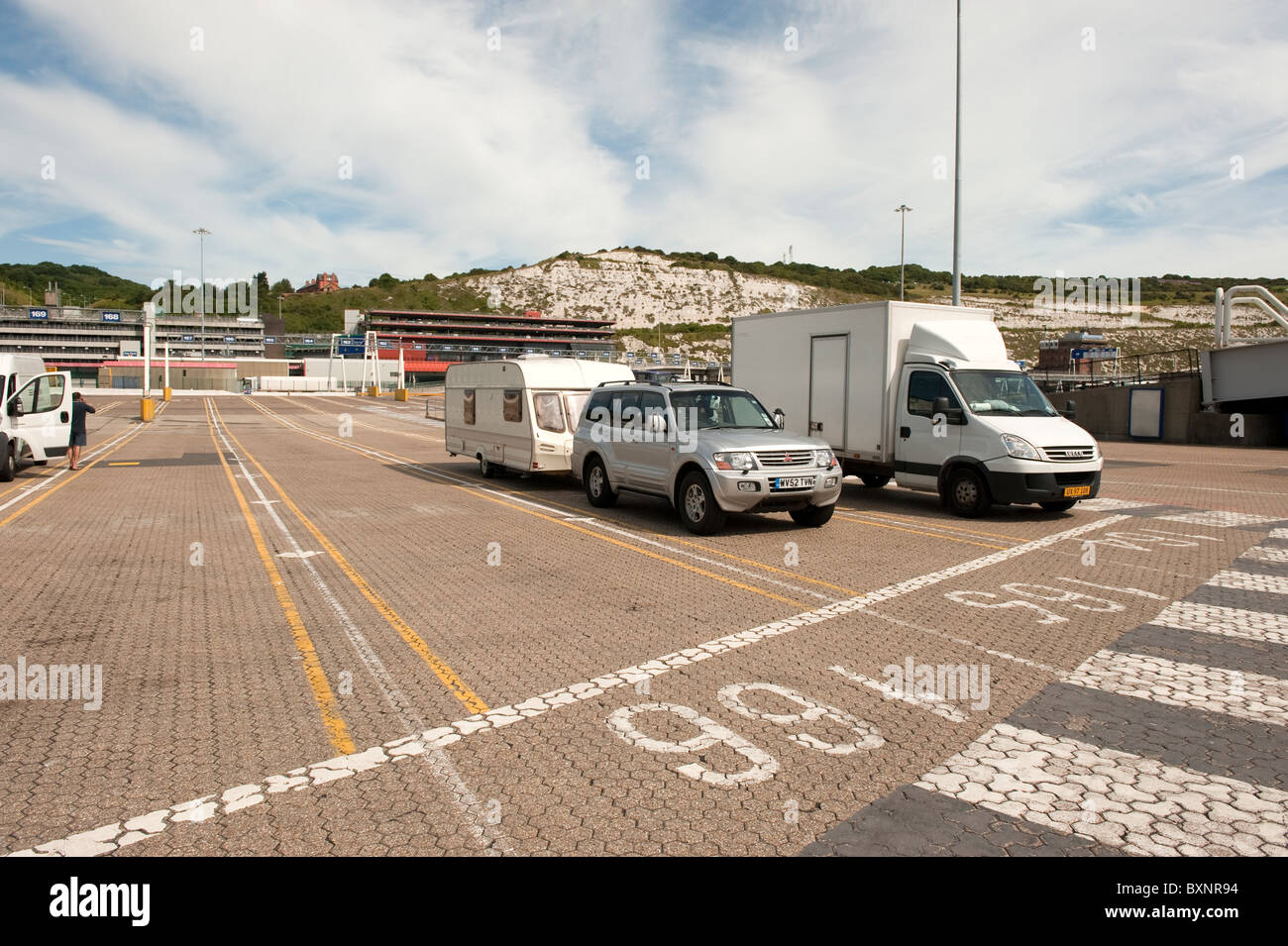 Location voiture et caravane véhicules n'attendent à des ferry de Douvres Banque D'Images