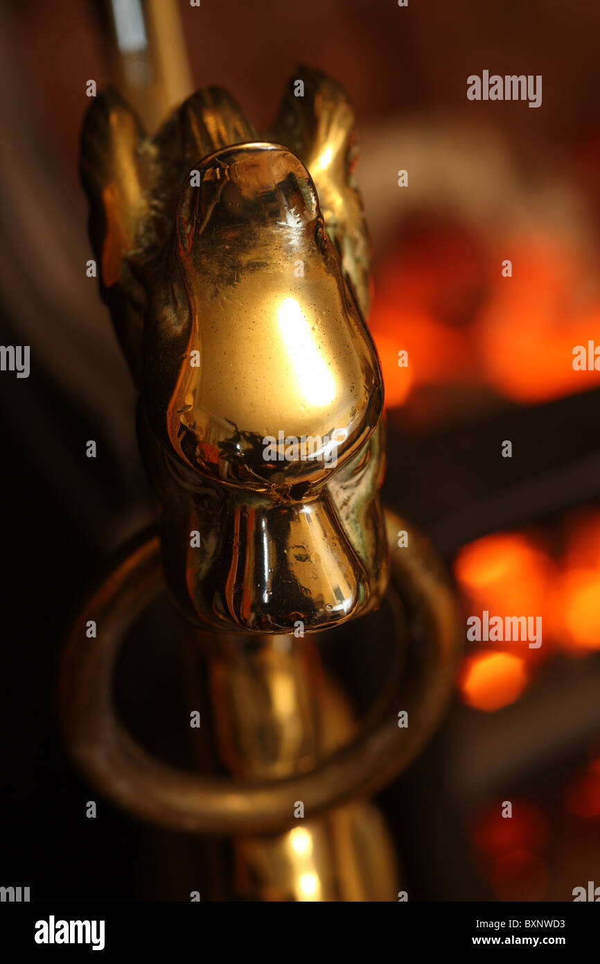 Incendie en laiton avec surround braise en arrière-plan Banque D'Images