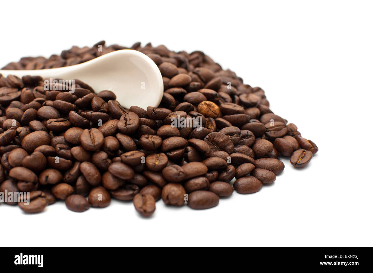 Beau brun des grains de café et une cuillère, près de l'image Banque D'Images