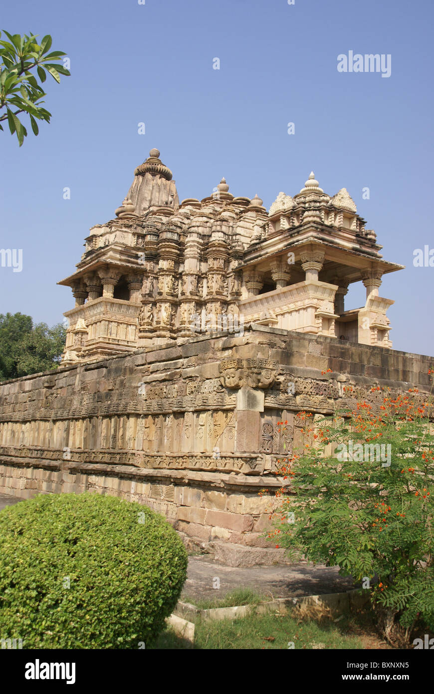 Élaborer décor sculpté sur l'extérieur de l'Jagadambi Temple Khajuraho, Inde Banque D'Images