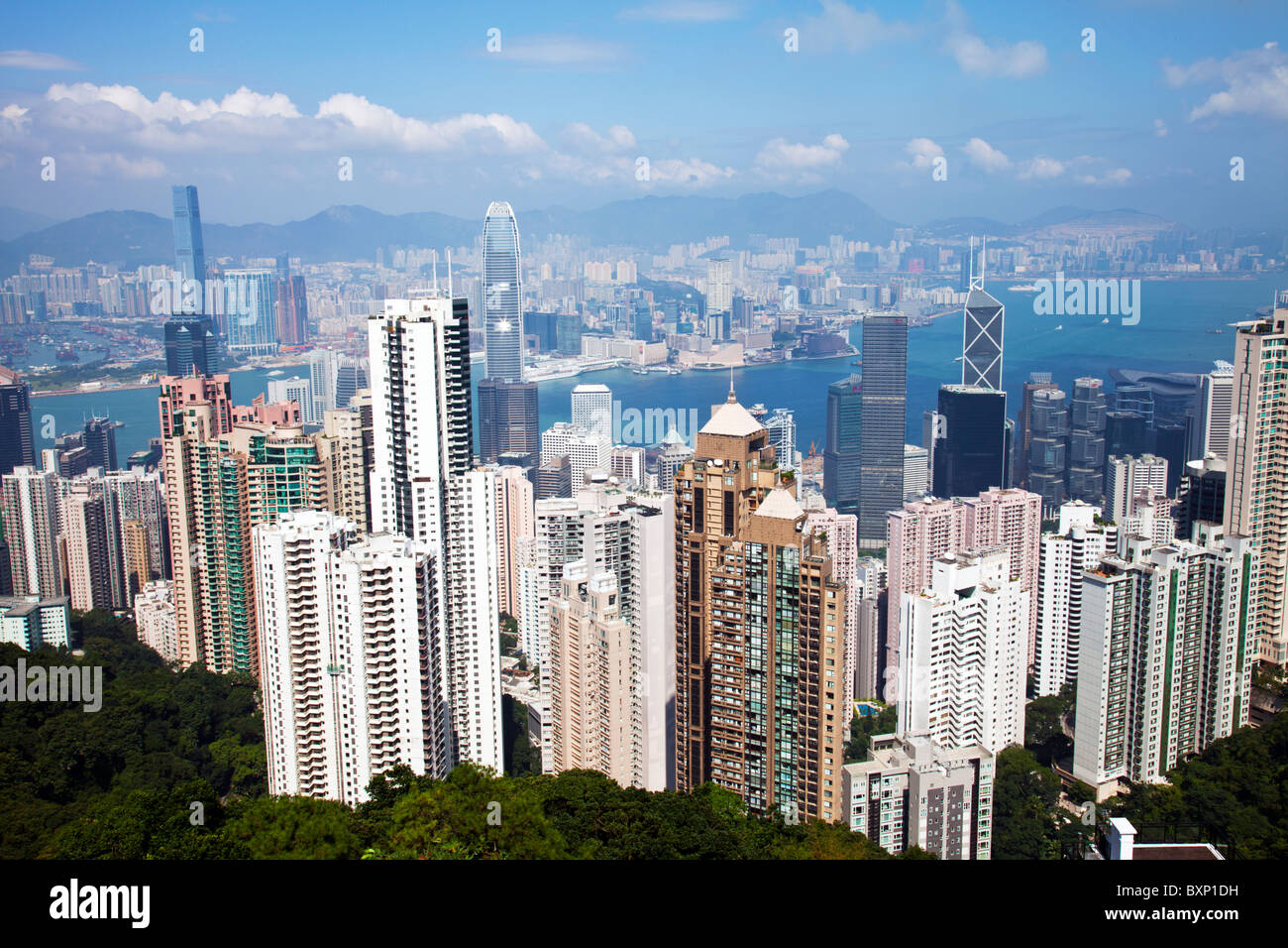 L'incroyable d'horizon de Hong Kong comme vu du dessus dans la journée. Le port Victoria Harbour et Kowloon Hong Kong, Hong Kong Island, Hong Kong, Hong Banque D'Images