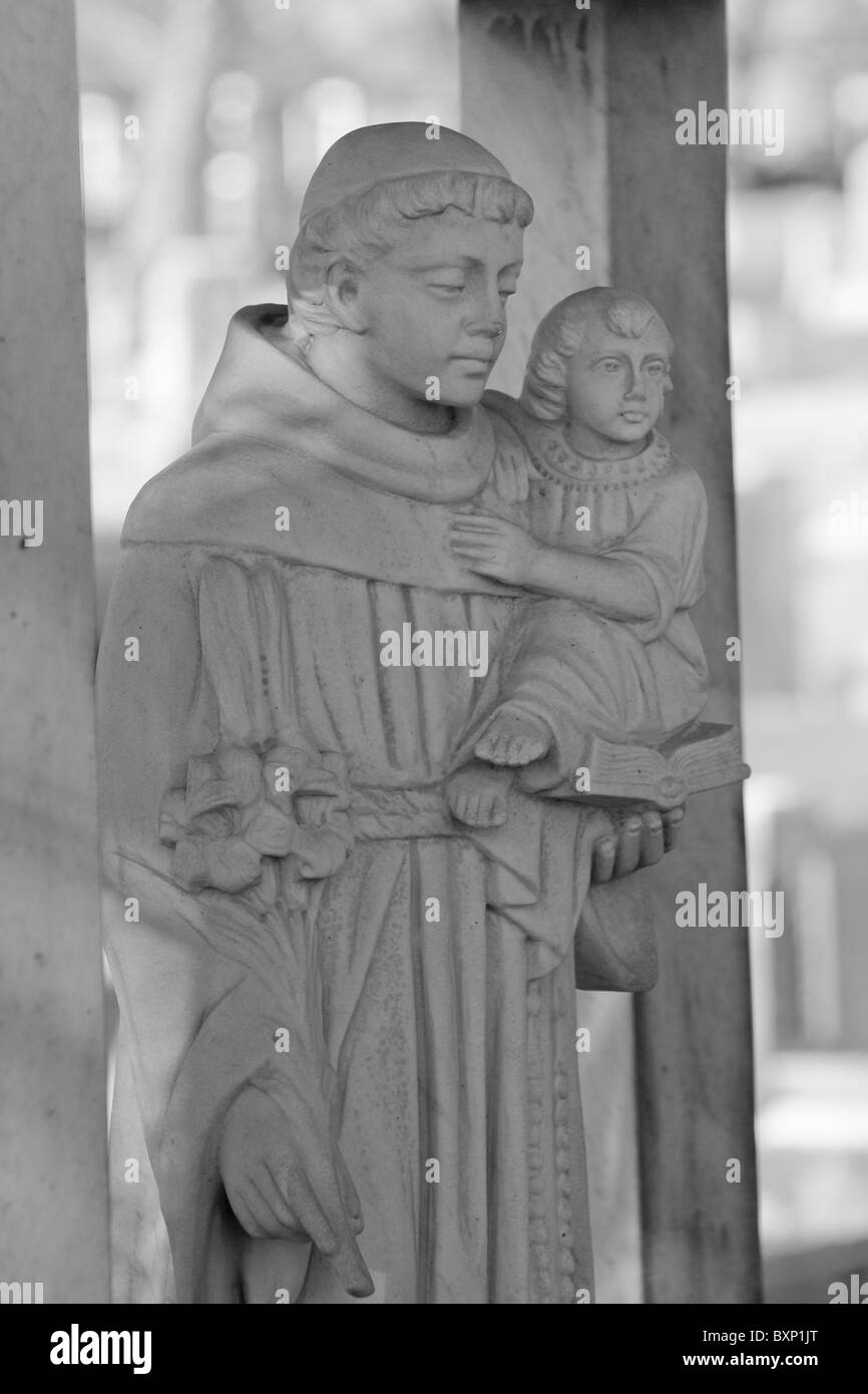 Monument Cimetière altérés de moine ou prêtre avec enfant dans les bras