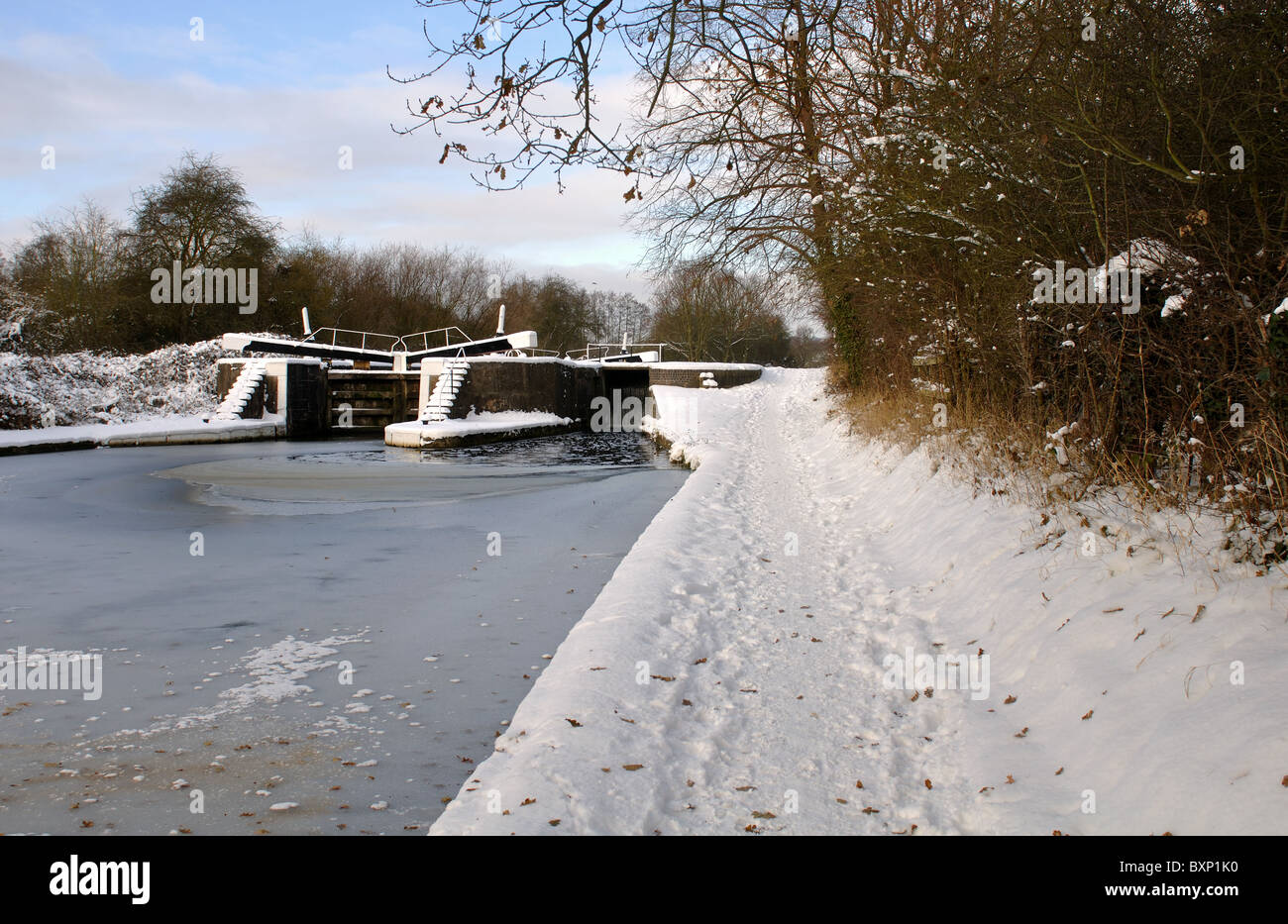 Neige sur chemin de halage du Canal Grand Union à Hatton serrures, Warwickshire, UK Banque D'Images