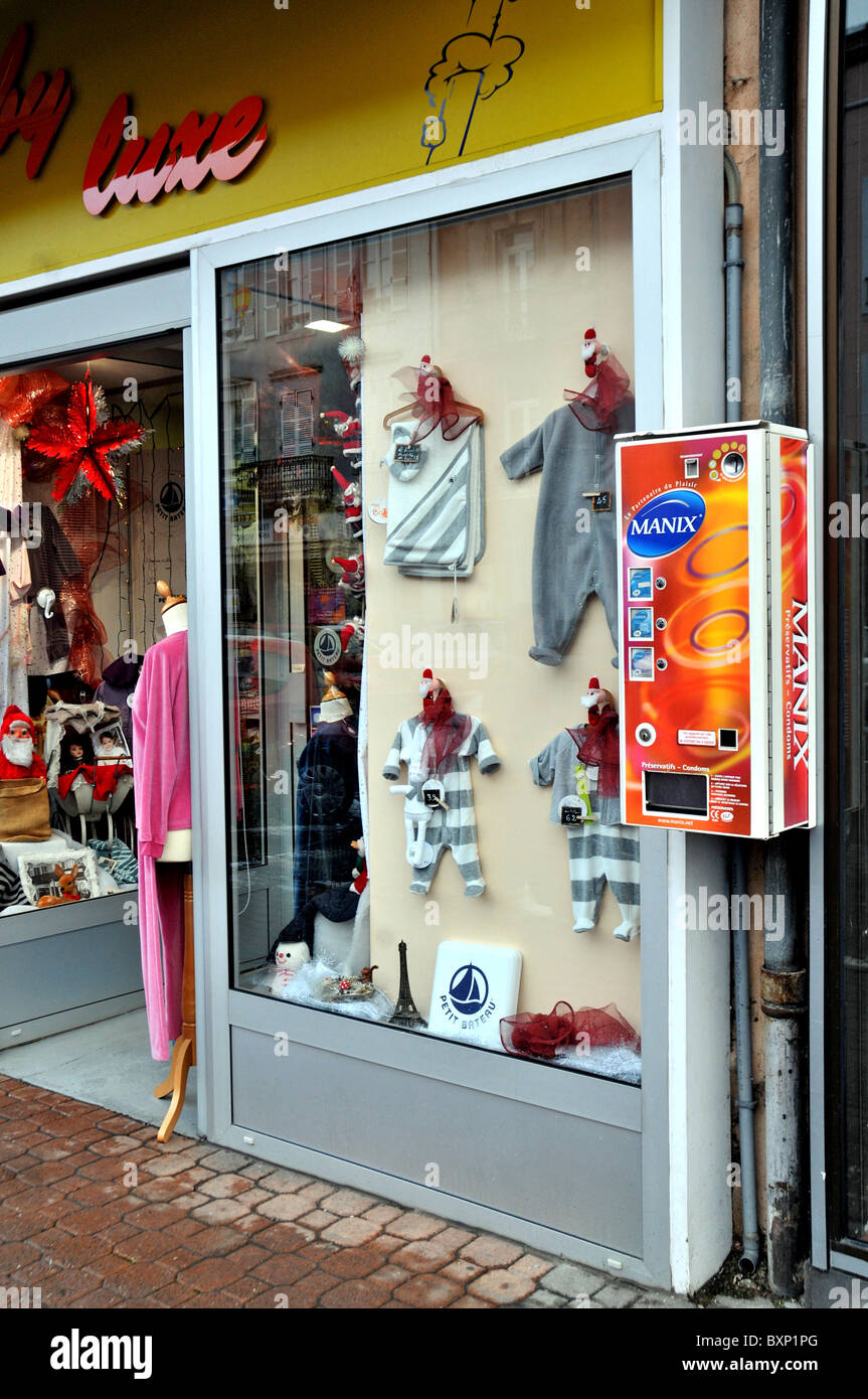 Distributeur automatique de préservatifs next 'Luxe' bébé vêtements de bébé  (magasin spécialisé), Issoire, Auvergne, France Photo Stock - Alamy
