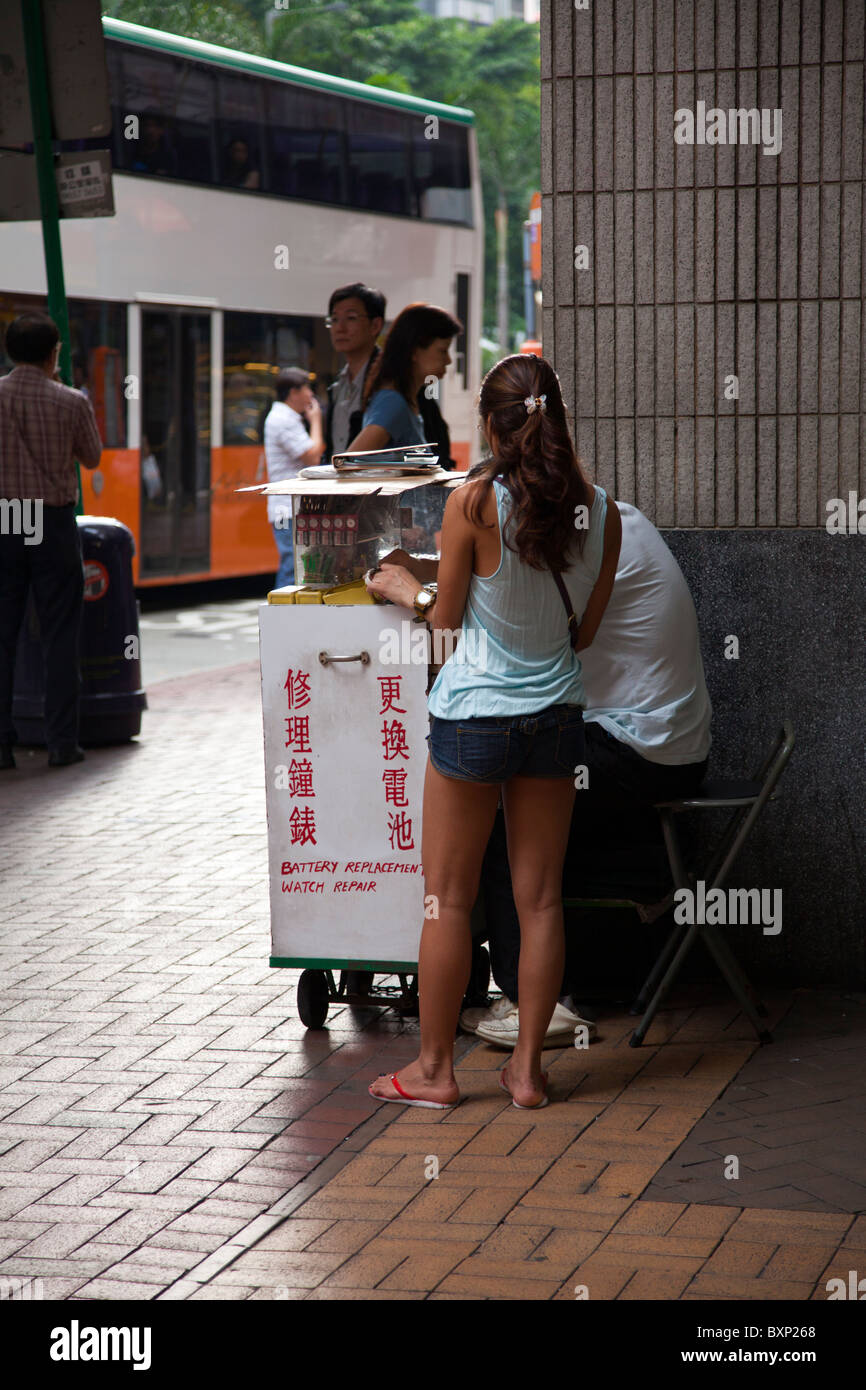 L'infâme Lockhart Road, Hong Kong, Chine, de Suzi Wong la renommée. Jeune fille se regarder réparés sur le coin de rue Banque D'Images