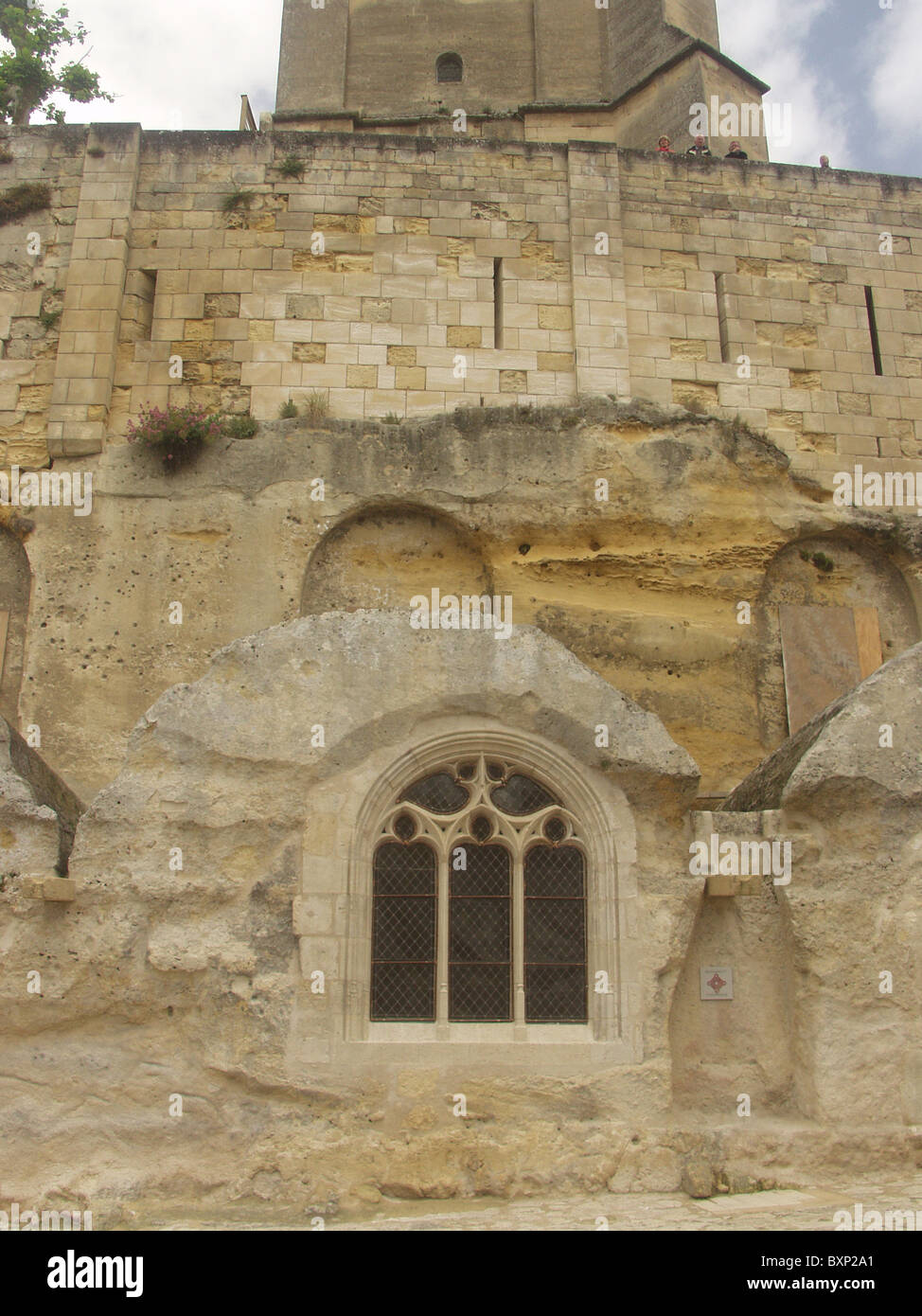 Une église en pierre taillée dans les rochers à St Emilion en Médoc Banque D'Images