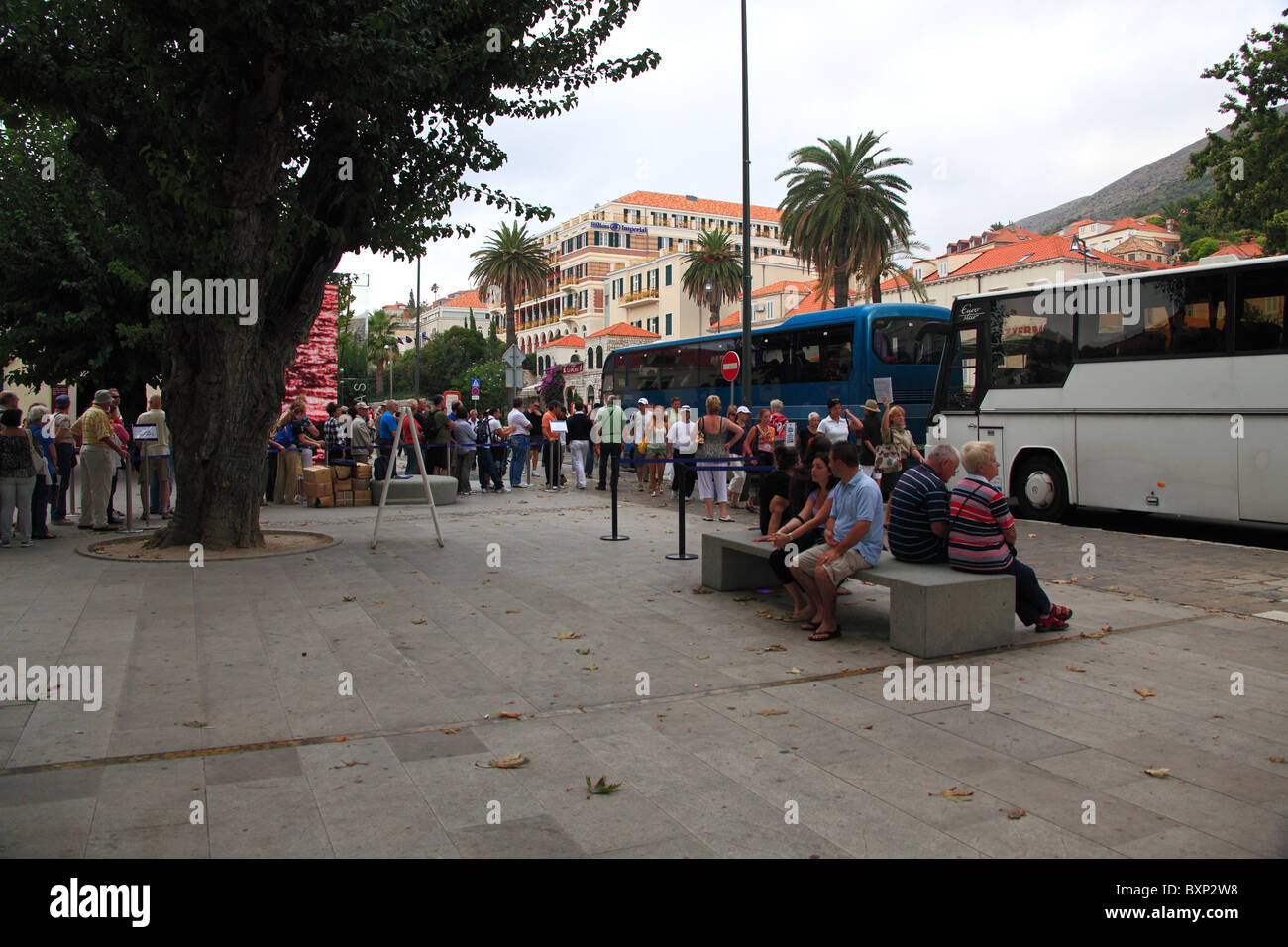 Touristen Warten auf touristes Bus Bus pour attendre Banque D'Images