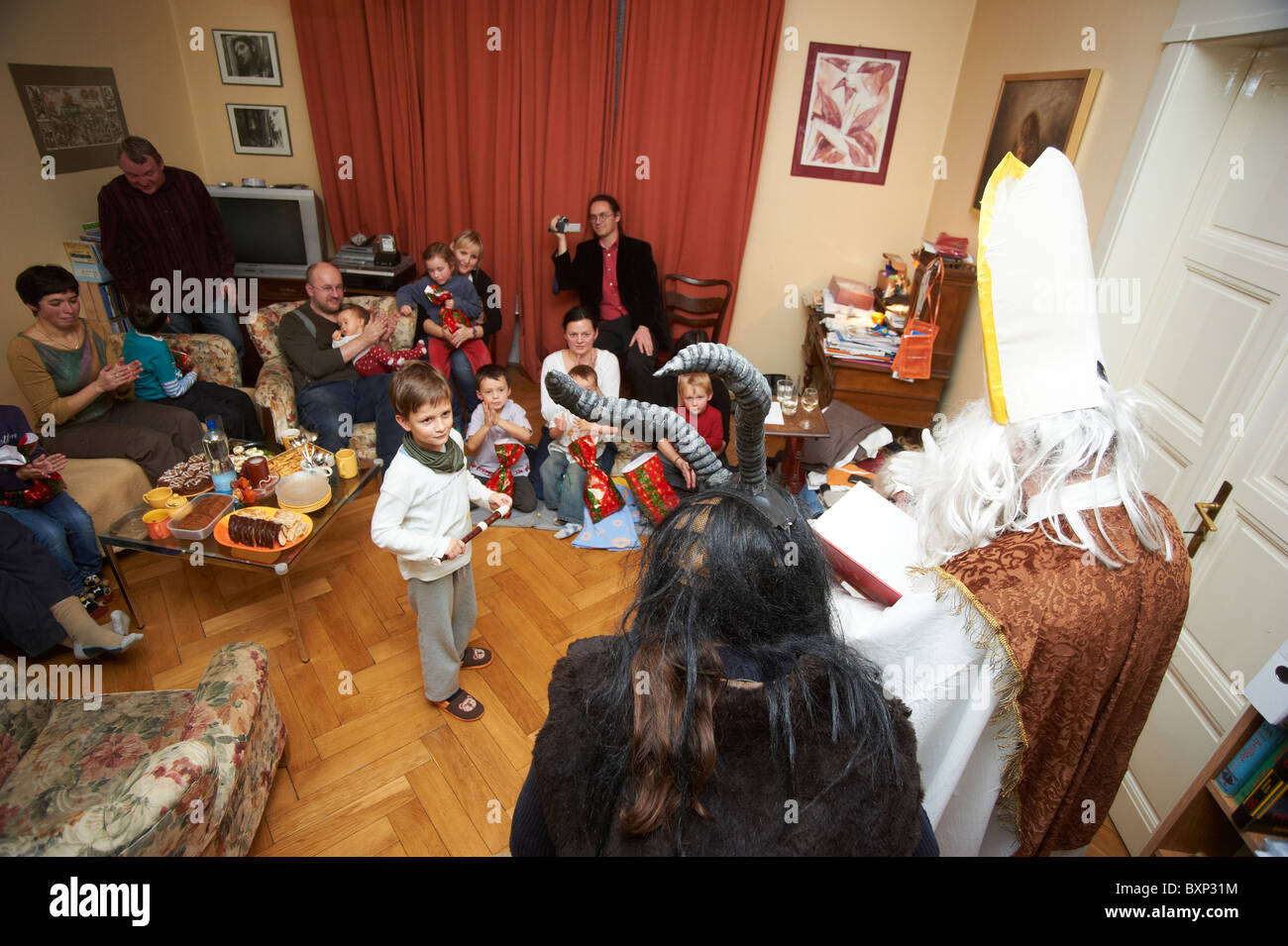 St Nicholas Angel Devil visites des enfants à la maison Banque D'Images