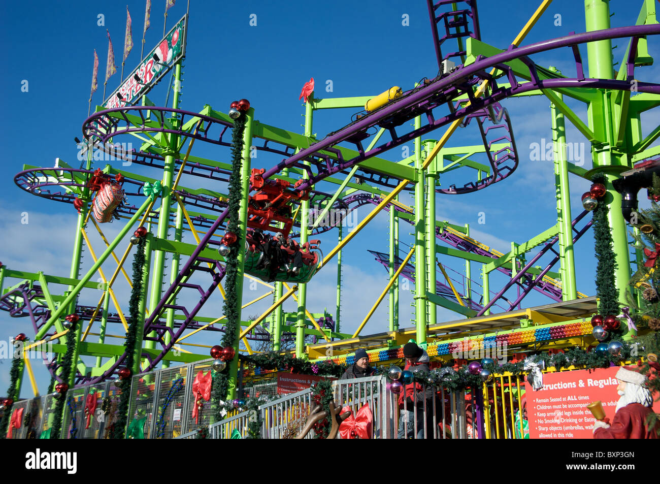 Rollercoaster à Winter Wonderland, Hyde Park, London UK Photo Stock - Alamy