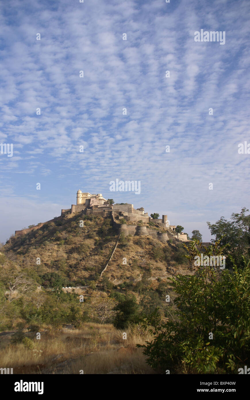 Château et des murs du Fort de Kumbhalgarh au Rajasthan, Inde, Asie Banque D'Images