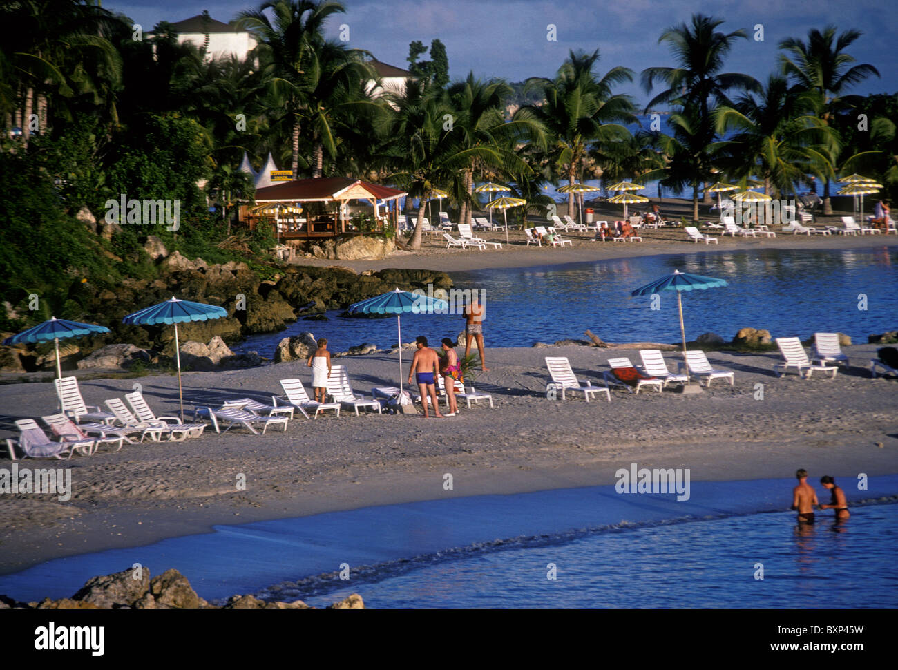 Les gens, les touristes, la plage, La Grande Baie, ville de Le Gosier, Guadeloupe, Grande-Terre, Guadeloupe, France, French West Indies Banque D'Images