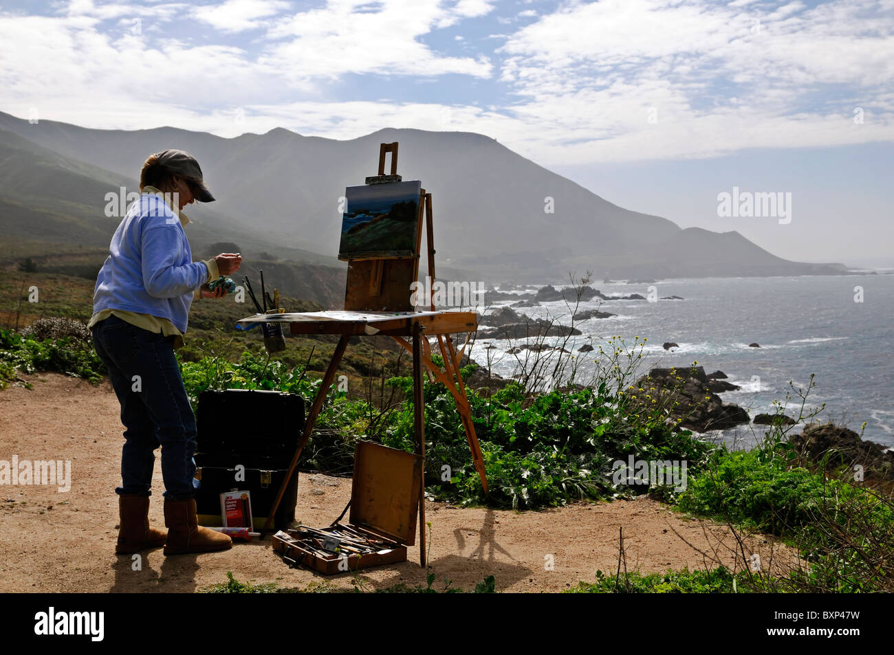 Femme femme artiste peintre paysage peinture peinture le long de la côte de big sur l'autoroute un littoral pacifique Californie 1 Banque D'Images