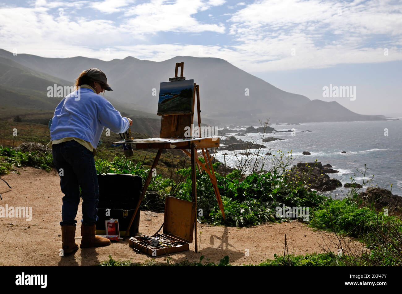Femme femme artiste peintre paysage peinture peinture le long de la côte de big sur l'autoroute un littoral pacifique Californie 1 Banque D'Images