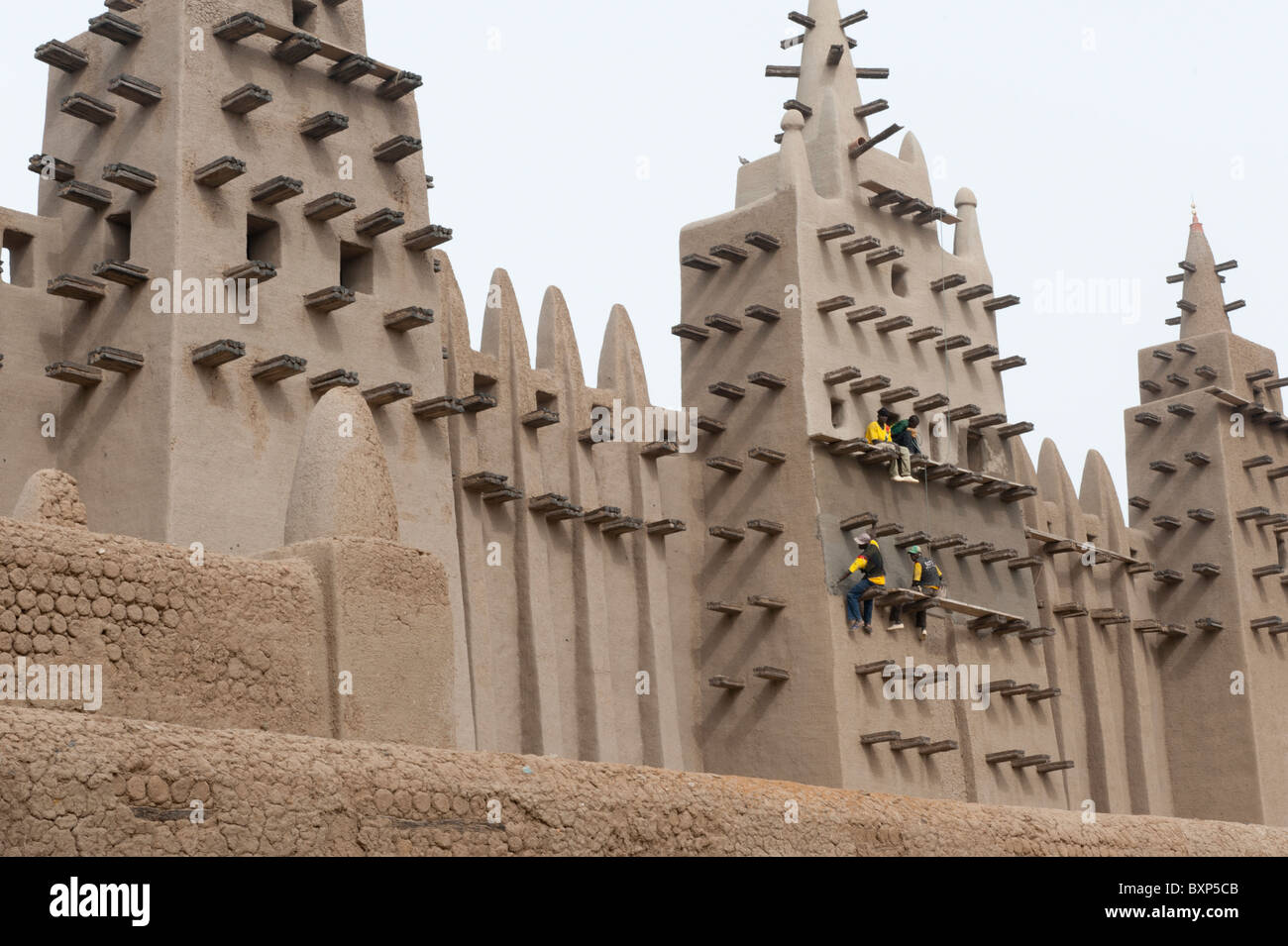 Les travailleurs de l'Aga Khan Trust for Culture' réparer les plâtres de la Grande Mosquée de Djenné, Mali Banque D'Images