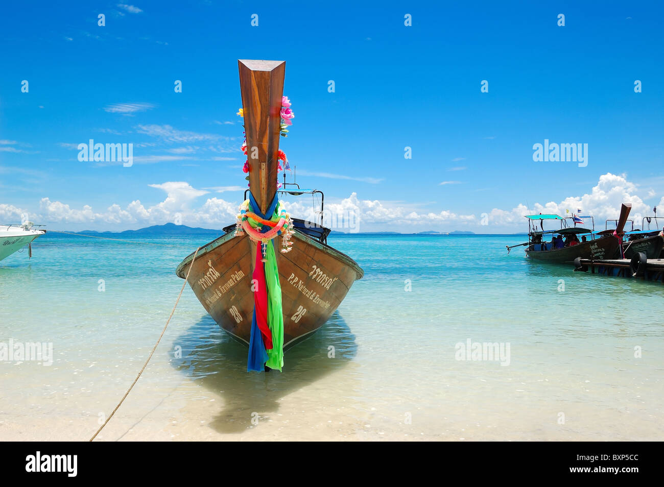 Traditional Thai style bateau sur l'eau turquoise de la plage de l'île de Phi Phi, Thaïlande Banque D'Images