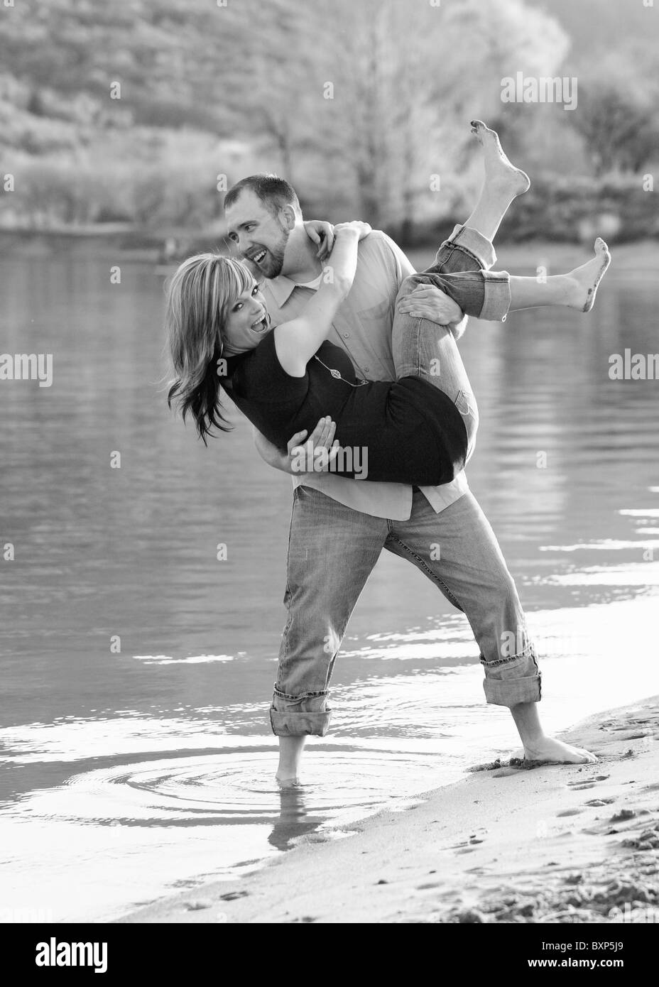Jeune beau couple playing on beach Banque D'Images