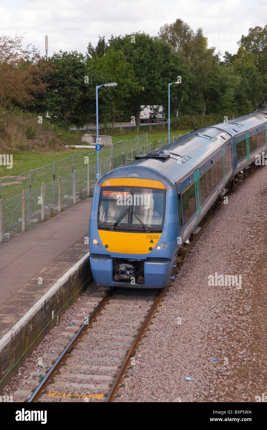 Une classe 170 diesel train arrive à la gare de Farnborough , Suffolk , Bretagne , France Banque D'Images