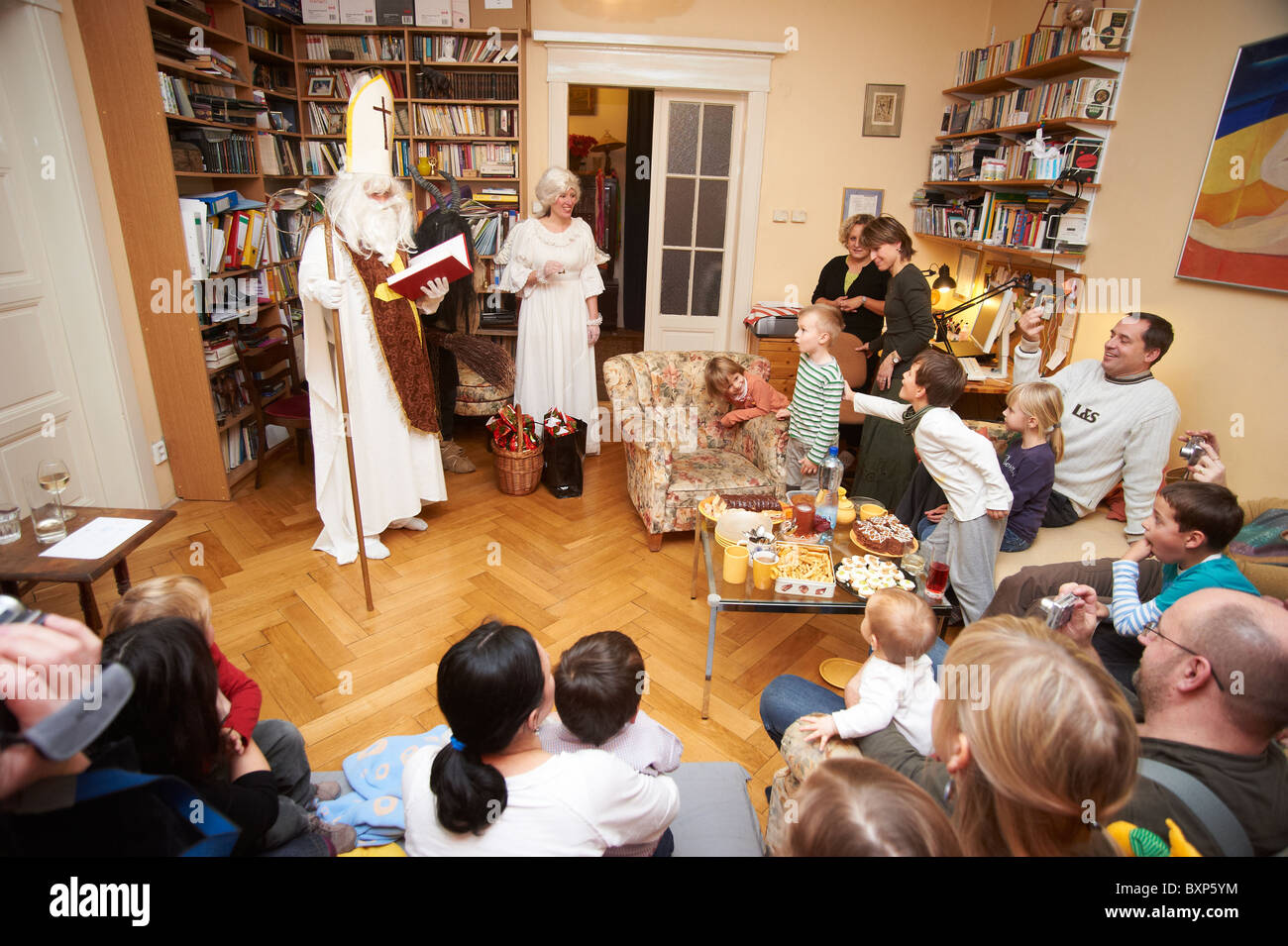 St Nicholas Angel Devil visites des enfants à la maison. Saint Nicholas, Devil and Angel - la tradition de noël populaire tchèque Banque D'Images