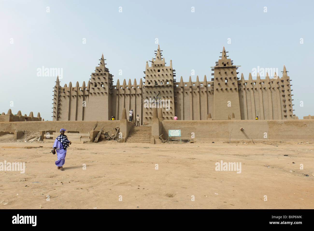 Les travailleurs de l'Aga Khan Trust for Culture' réparer les plâtres de la Grande Mosquée de Djenné, Mali Banque D'Images