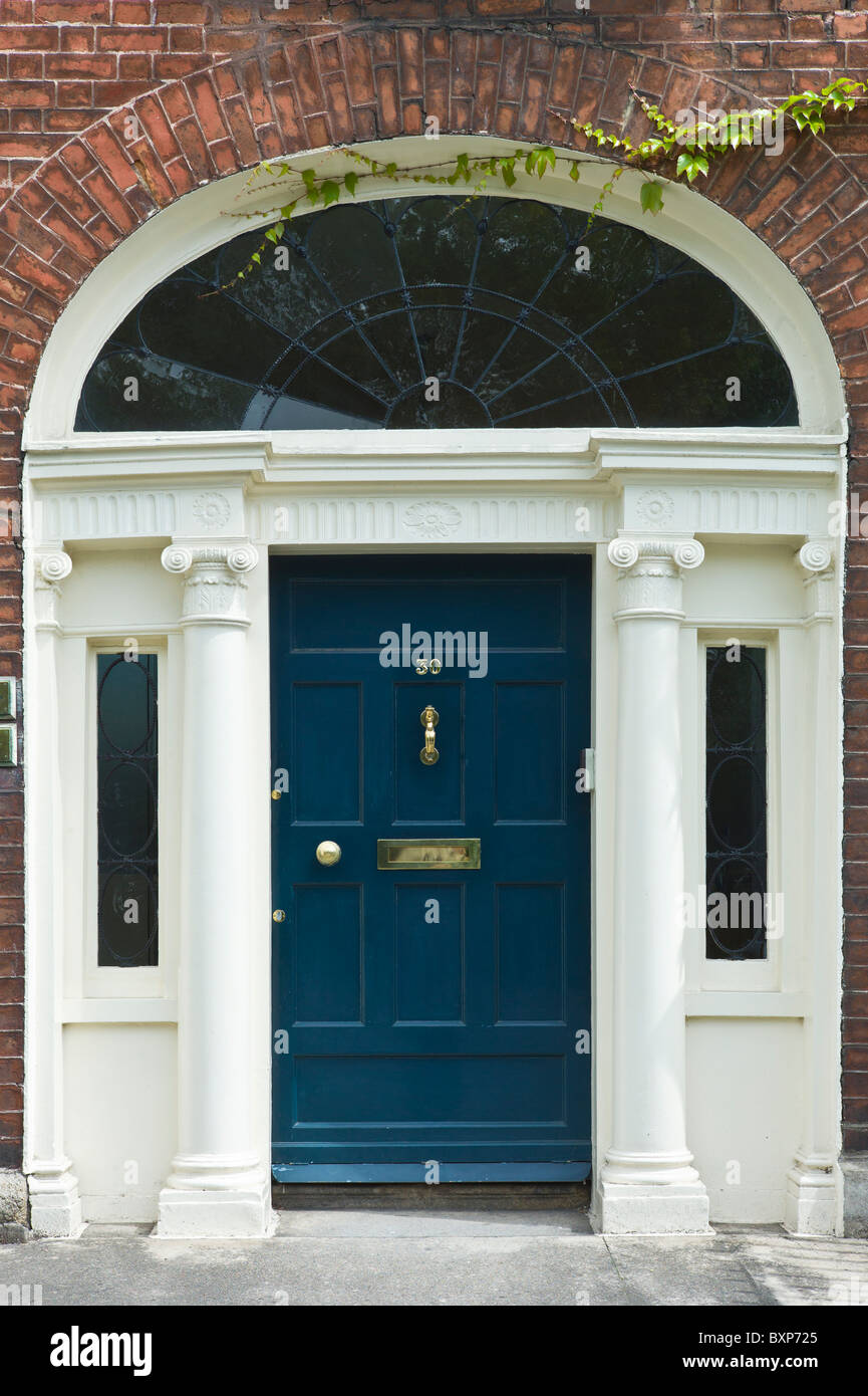 Style architectural géorgien porte avant et porte dans Merrion Square, le centre-ville de Dublin, Irlande Banque D'Images